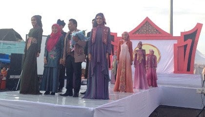Dukung Industri Kreatif Pariaman, Elzatta dan DAUKY Semarakkan Pariaman Fashion Parade