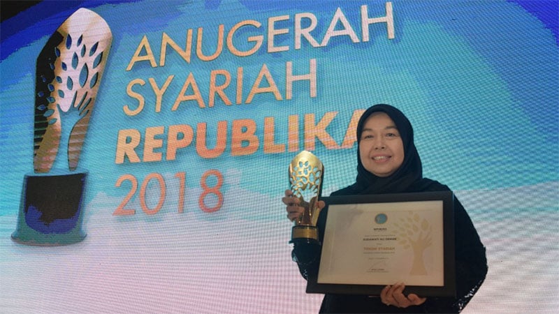 CEO Elcorps Hj. Elidawati Menerima Penghargaan Tokoh Anugerah Syariah Republika 2018