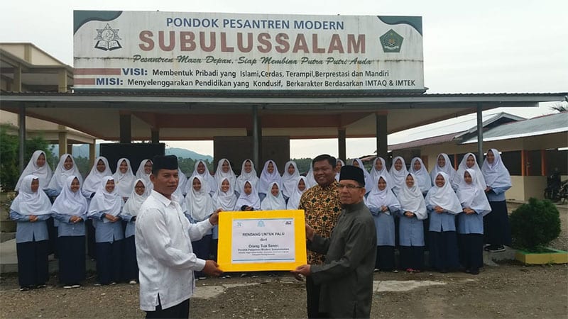 Orang Tua Santri Subussalam, Ponpes Binaan Elcorps, Berbagi 51 Kg Rendang untuk Korban Bencana Palu