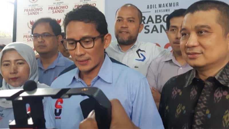 Sandi Hadiri Tasyakur Pemenangan di Aceh, Istrinya ke Elzatta Fashion Show